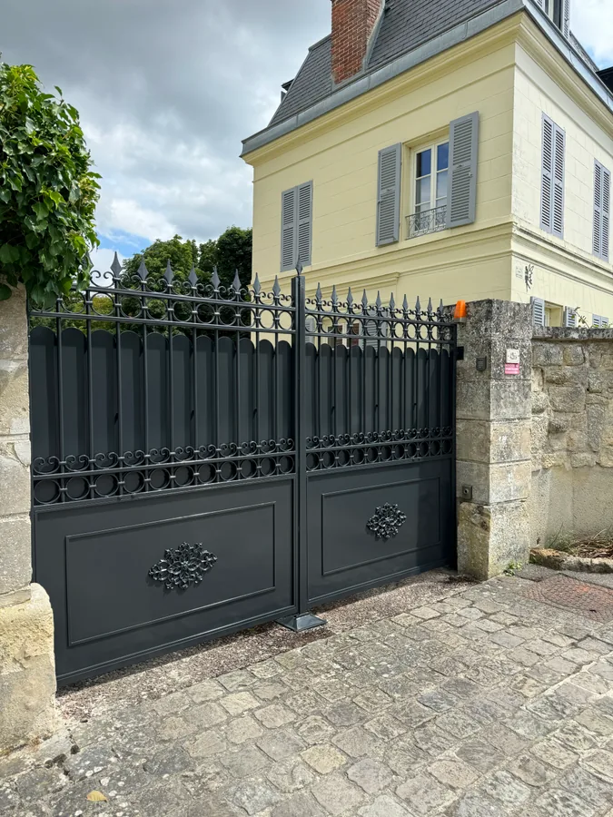 Portail battant et clôture en fer forgé devant une maison, L'Art de Faire