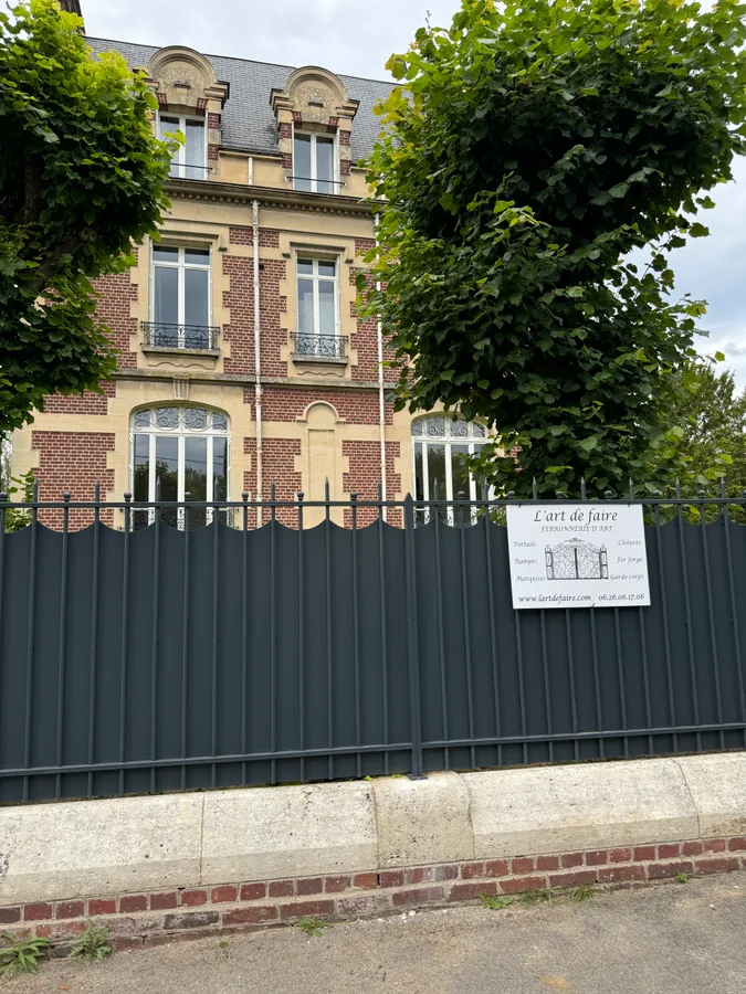 Clôture en fer forgé anthracite en bordure de rue, L'Art de Faire