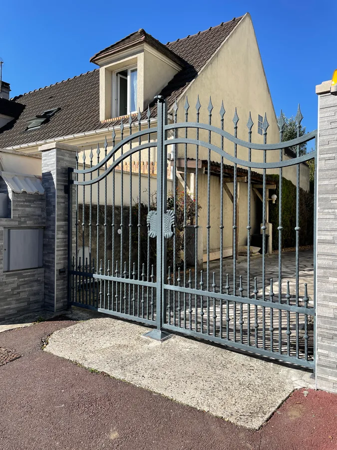 Portillon et clôture en fer forgé devant une maison, L'Art de Faire