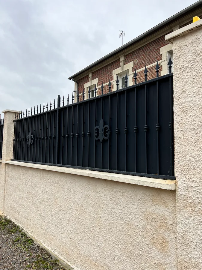 Clôture en fer forgé noir sur muret enduit, L'Art de Faire