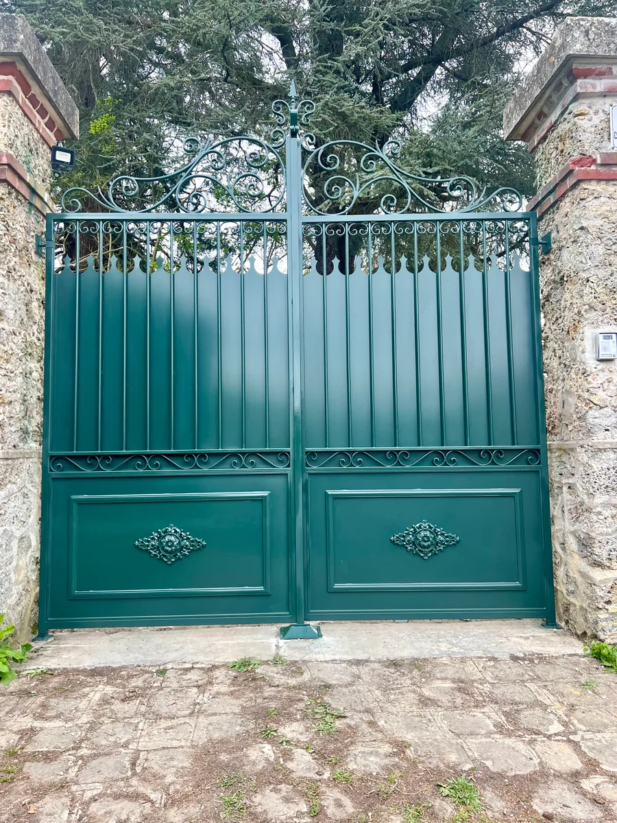 Portail battant en fer forgé vert entre piliers en pierre, L'Art de Faire