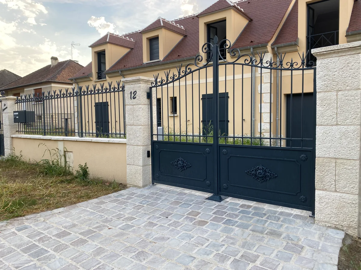 Portail coulissant et clôture en fer forgé devant une maison, L'Art de Faire