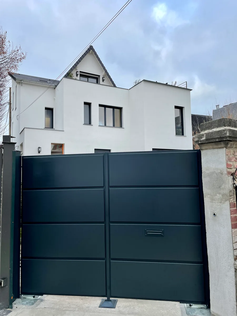 Portail et clôture en fer forgé devant une maison, L'Art de Faire