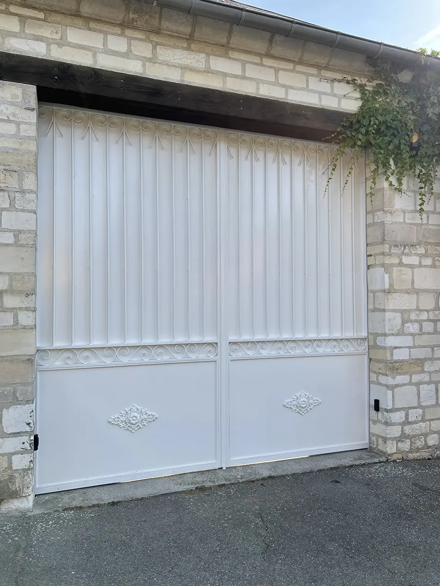 Porte de garage en fer forgé blanc à barreaux et motifs en nœuds, médaillons floraux, L'Art de Faire