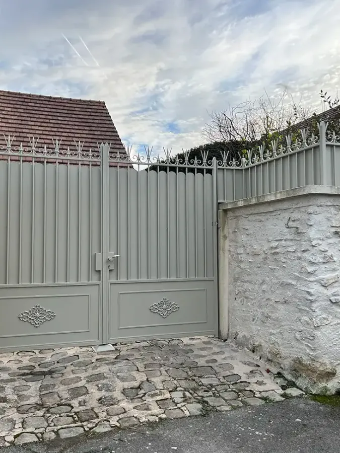 Portail battant plein en fer forgé gris à motifs en losanges et pointes de lance, mur en pierre, L'Art de Faire