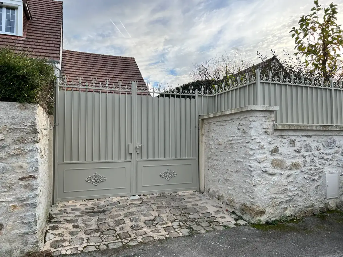 Portail battant plein en fer forgé gris à motifs en losanges et pointes de lance, mur en pierre, L'Art de Faire