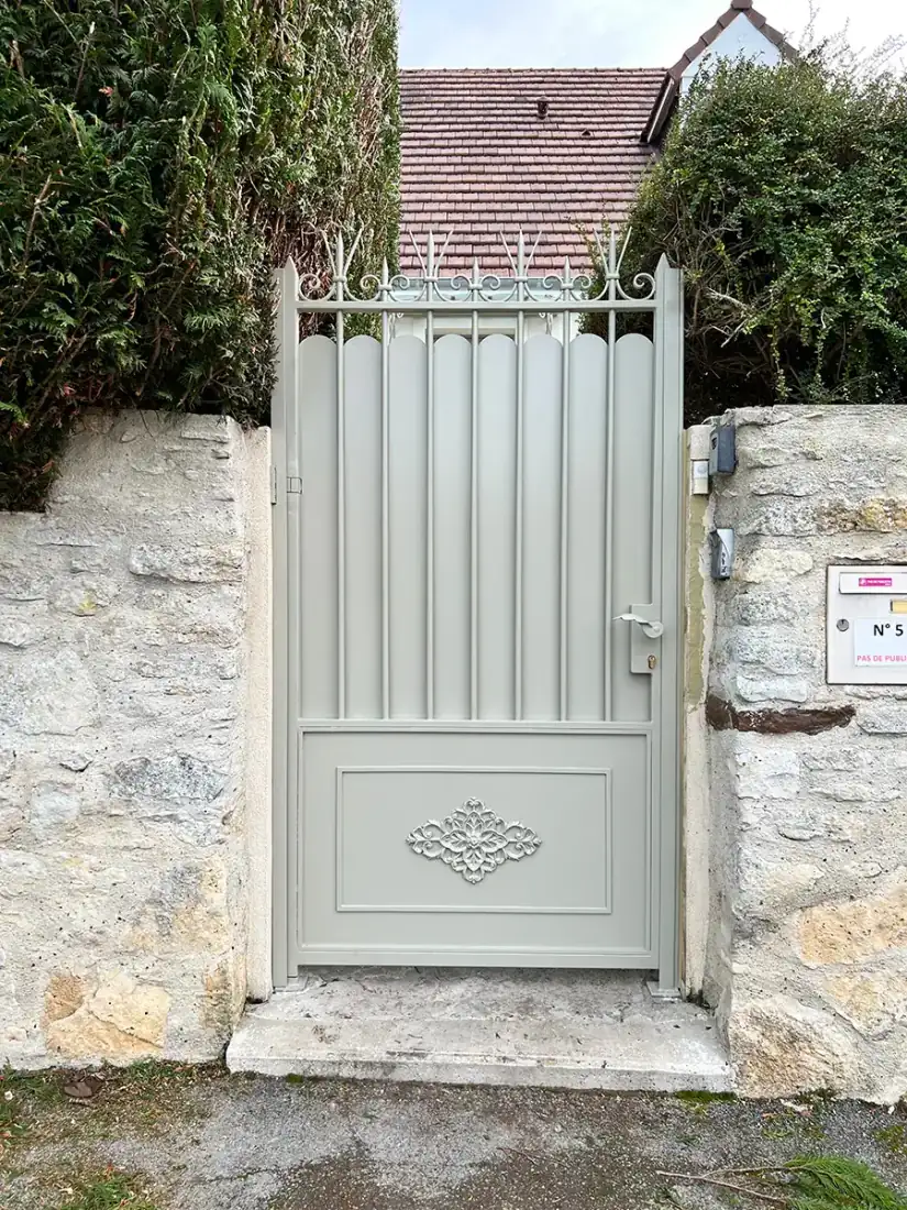 Portillon plein cintré en fer forgé à médaillon, encadrement pierre, L'Art de Faire