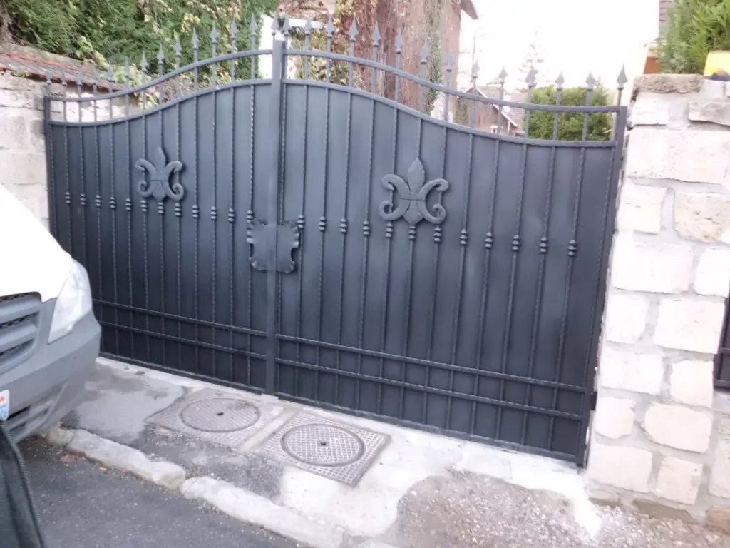 Portillon plein en fer forgé anthracite à motif central, accompagné d'une petite clôture, L'Art de Faire
