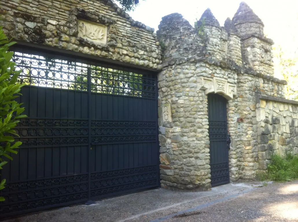 Portillon crème de style Art Nouveau, entièrement ouvragé, piliers en brique, L'Art de Faire