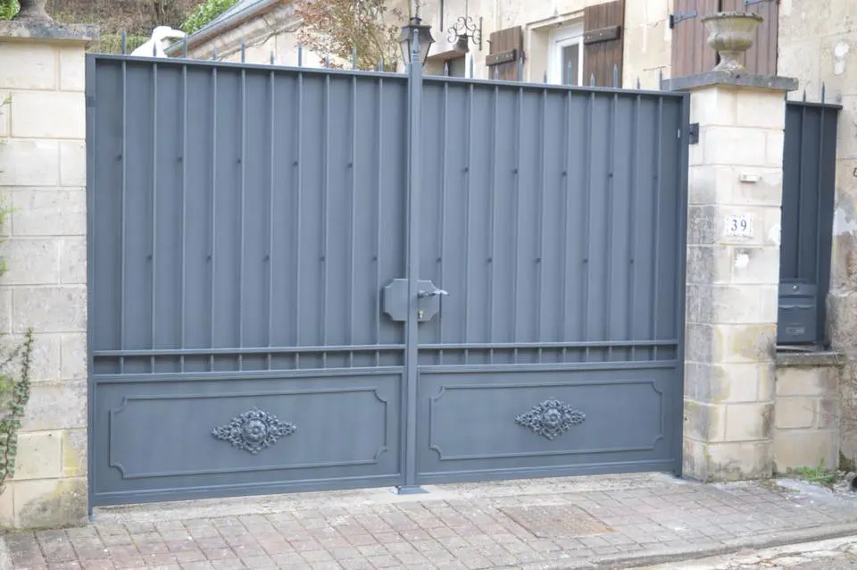 Portillon plein en fer forgé gris à médaillon central, L'Art de Faire