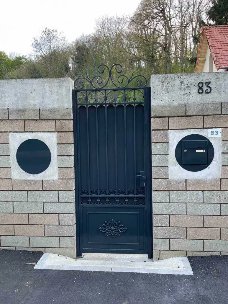 Portillon étroit en fer forgé noir à barreaux verticaux, L'Art de Faire