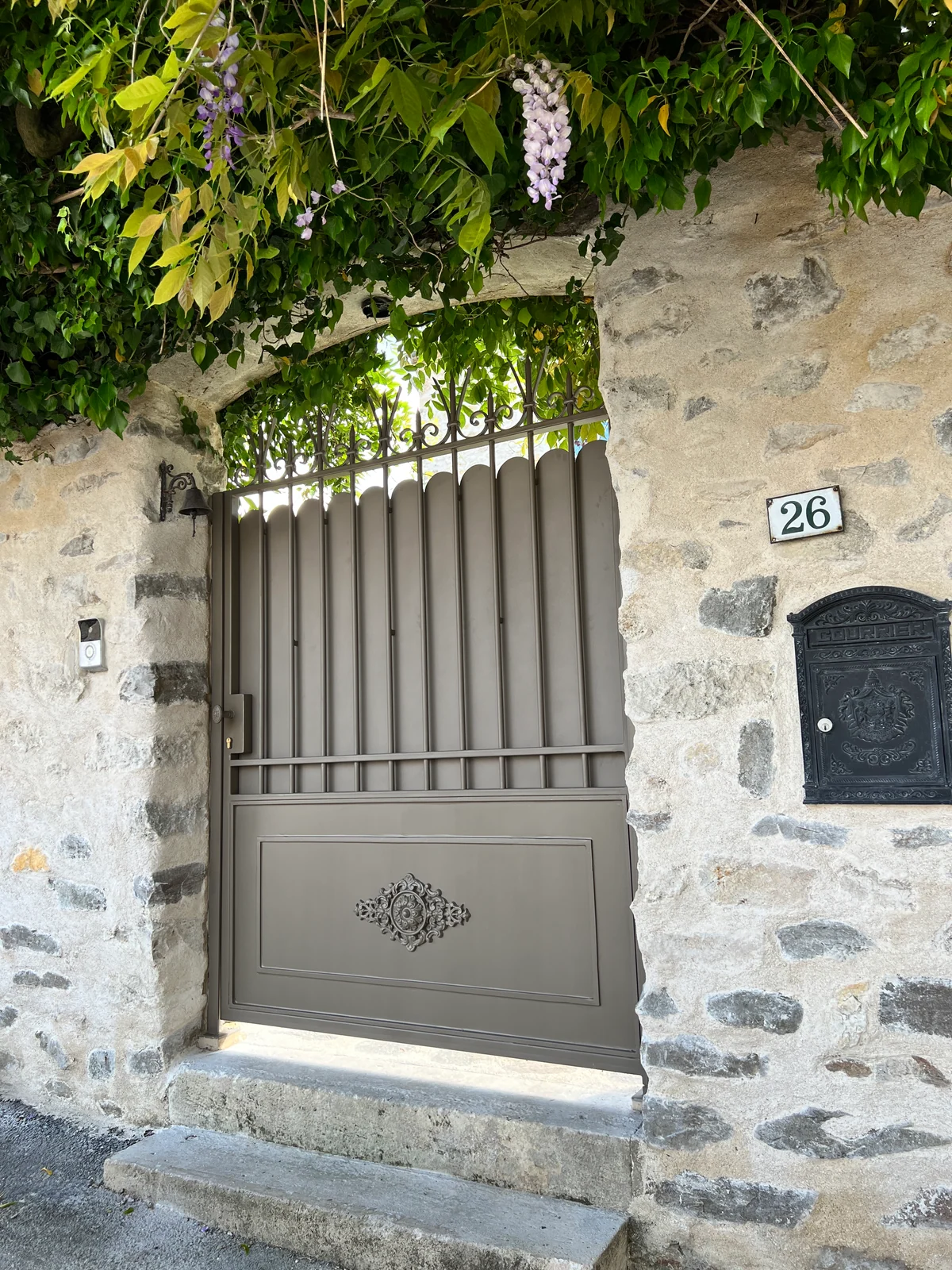 Portillon en fer forgé à barreaux et volutes, L'Art de Faire