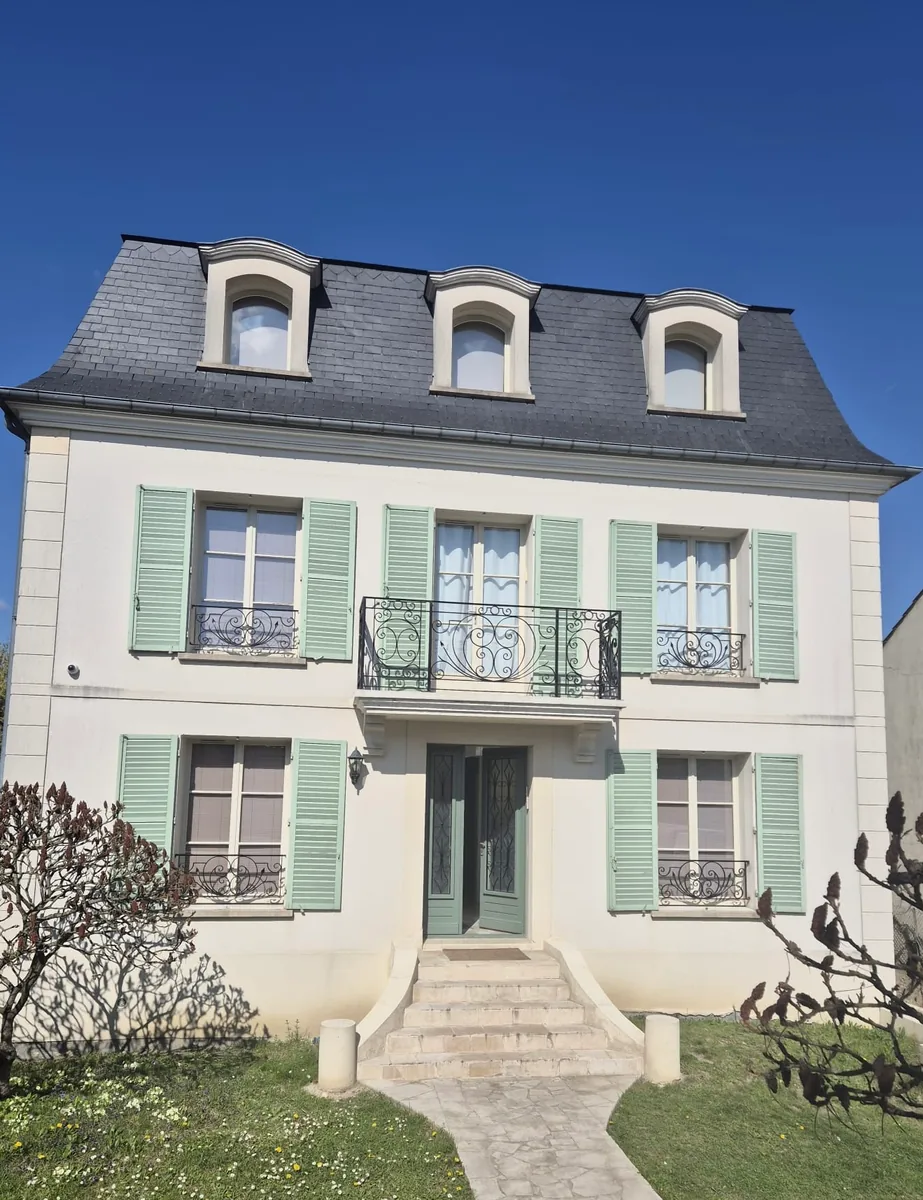 Garde-corps de fenêtre et balconnet en fer forgé sur une façade de maison de maître, L'Art de Faire