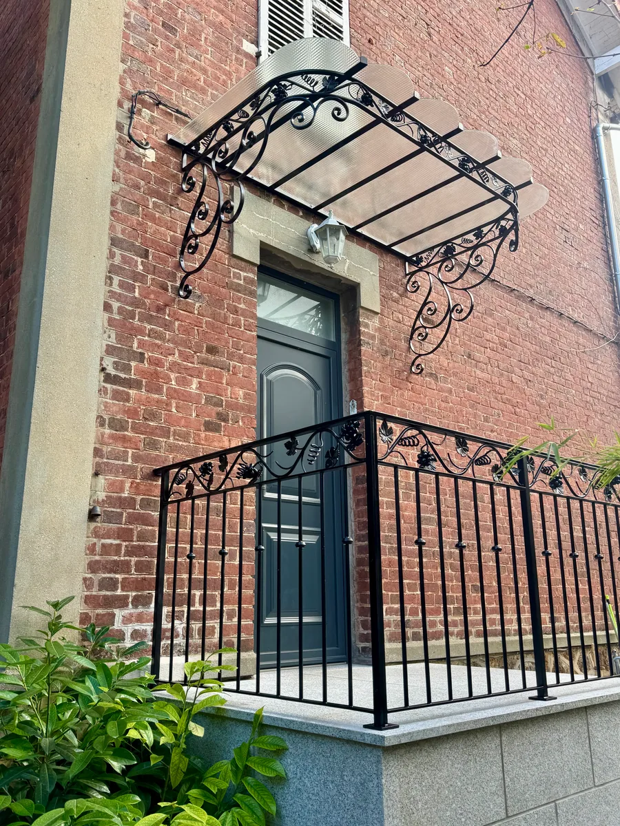 Garde-corps de balcon en fer forgé sur une maison en brique, L'Art de Faire