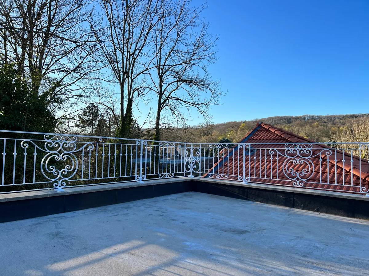Garde-corps de terrasse en fer forgé surplombant un paysage, L'Art de Faire