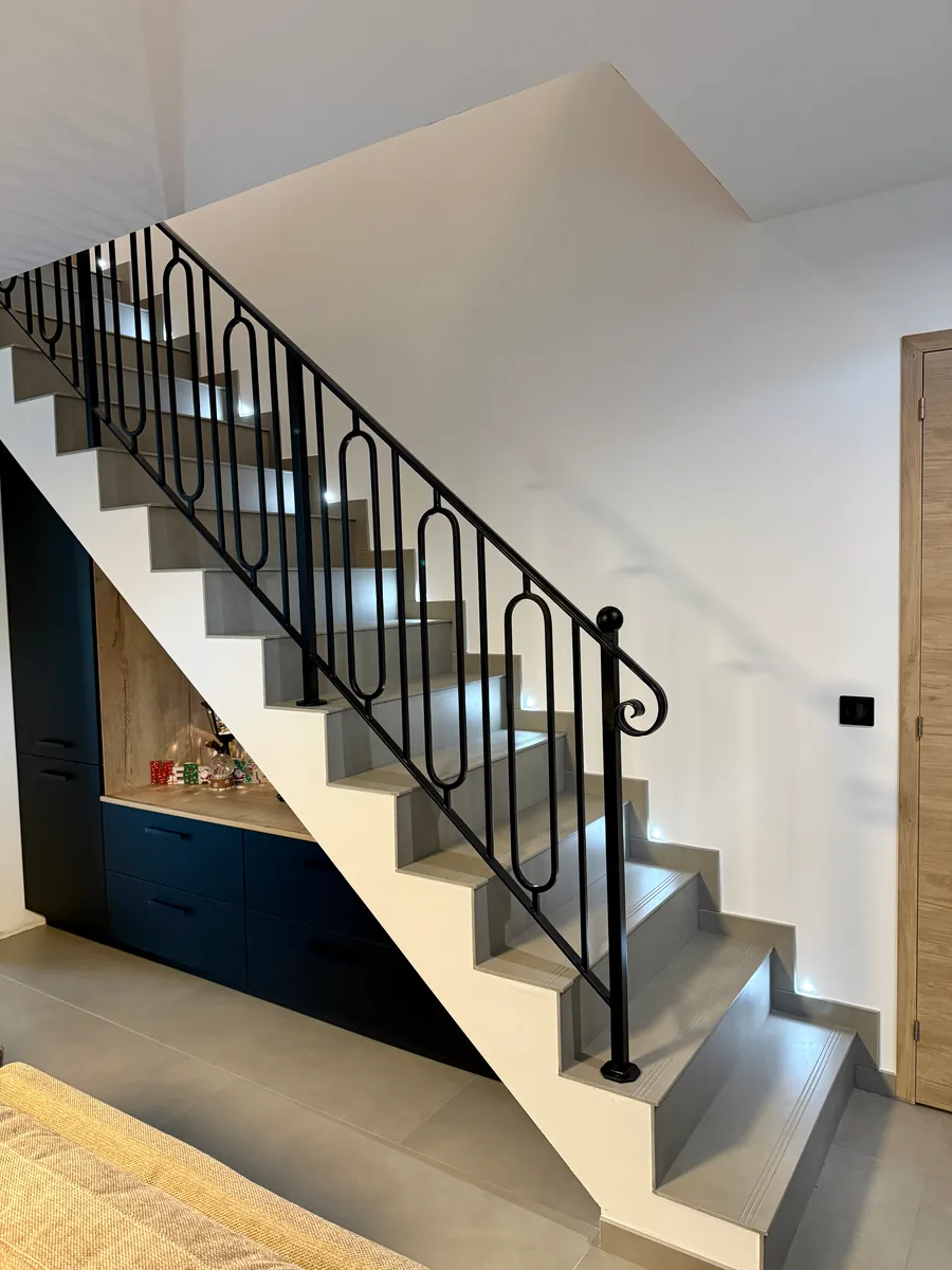 Rampe d'escalier en fer forgé sur parquet, L'Art de Faire