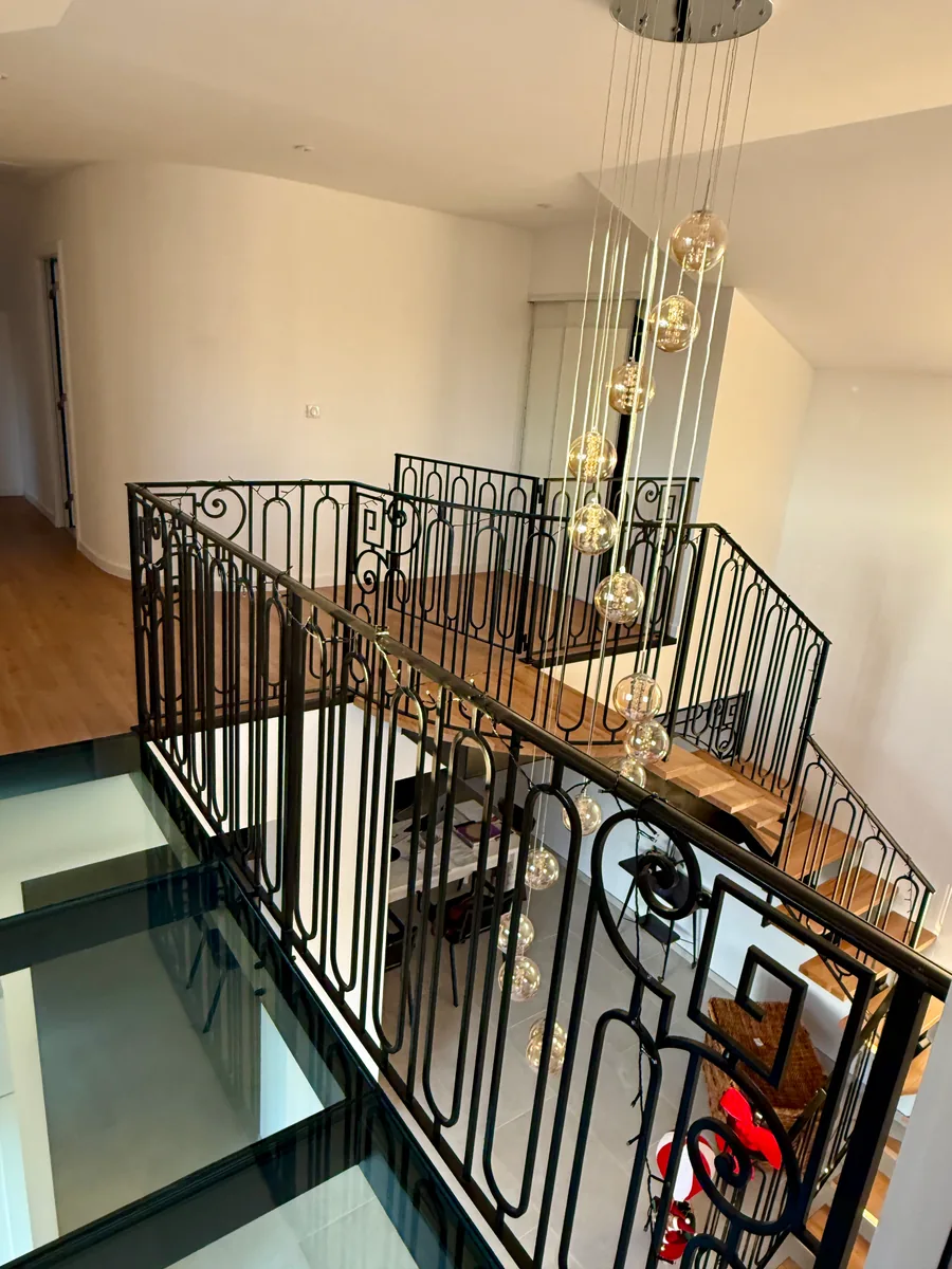 Garde-corps de mezzanine en acier et verre, intérieur contemporain, L'Art de Faire