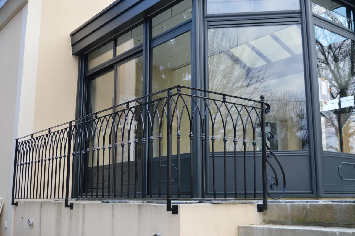 Garde-corps de balcon en fer forgé sur une maison à L'Isle-Adam, L'Art de Faire