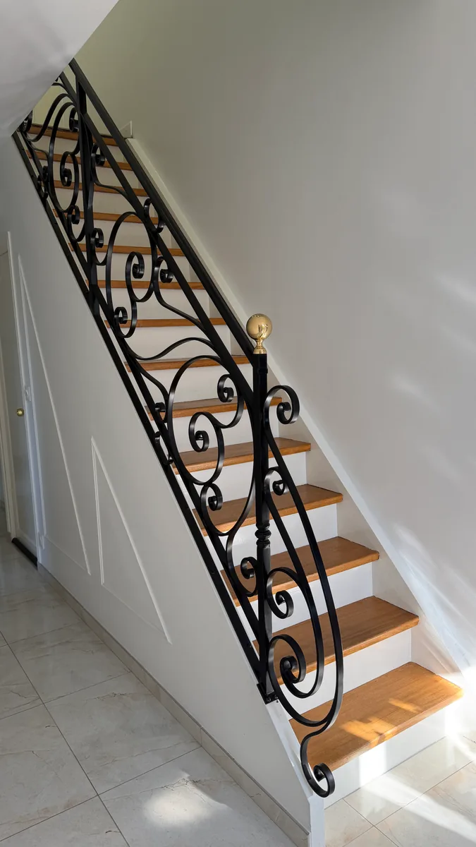 Rampe d'escalier hélicoïdal en fer forgé à volutes, L'Art de Faire