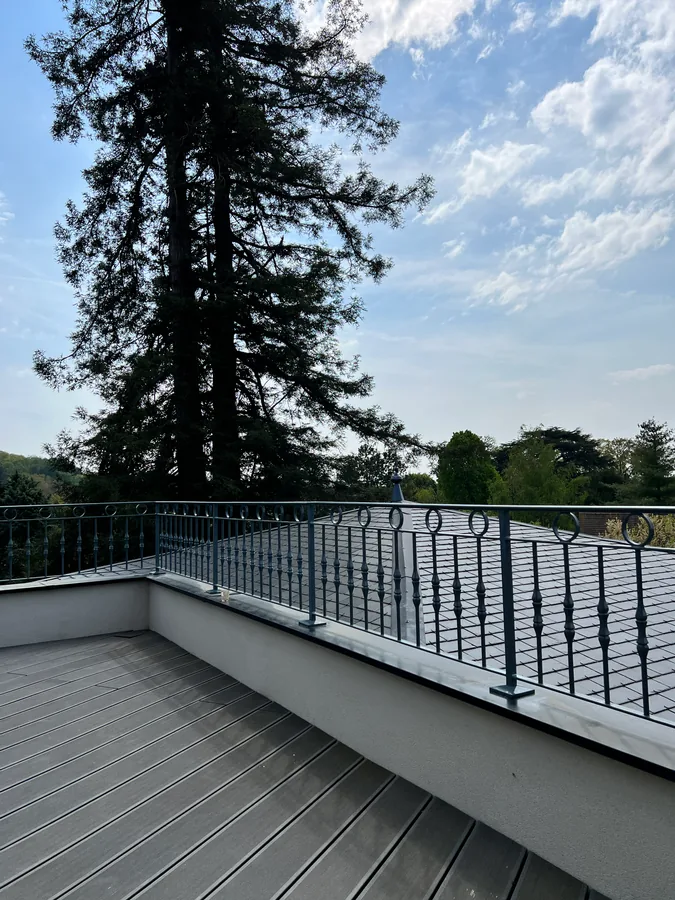 Garde-corps de terrasse en fer forgé surplombant un jardin, L'Art de Faire