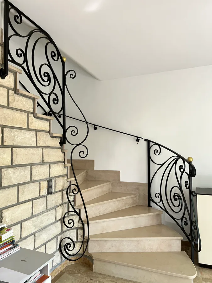 Rampe d'escalier en fer forgé à volutes, sol carrelé, L'Art de Faire