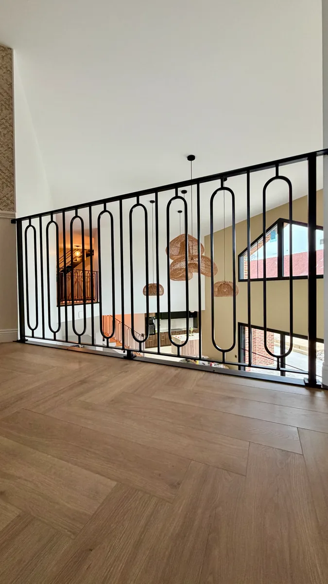 Garde-corps de mezzanine en fer forgé à barreaux, L'Art de Faire