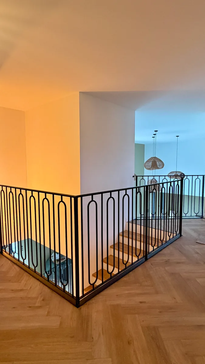 Garde-corps de palier en fer forgé sur parquet, L'Art de Faire