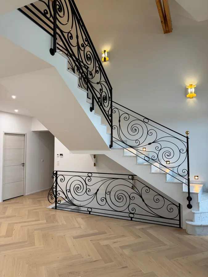 Rampe d'escalier en fer forgé à volutes, intérieur clair, L'Art de Faire