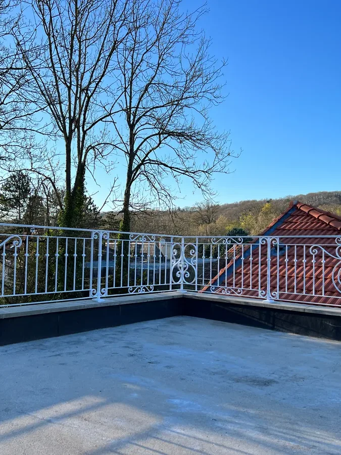 Garde-corps de terrasse en fer forgé surplombant un paysage, L'Art de Faire