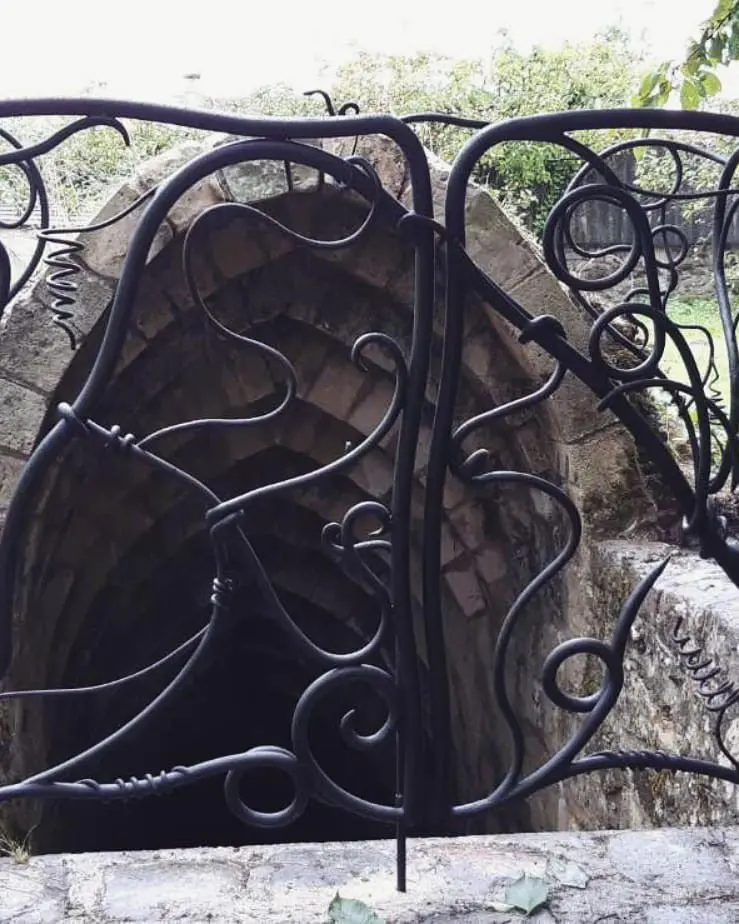 Garde-corps sculptural en fer forgé autour d'un ancien puits, motif organique, L'Art de Faire