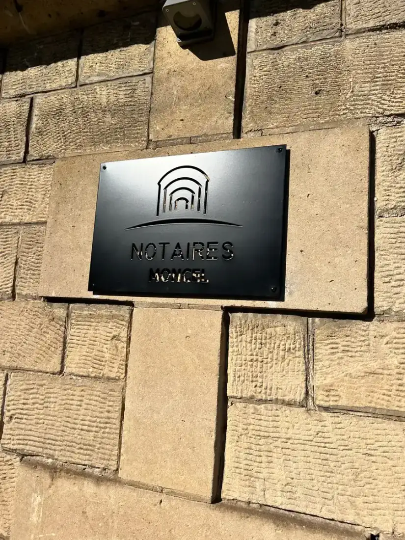 Grande enseigne en métal découpé et forgé pour étude de notaires, signature gravée, commande institutionnelle L'Art de Faire