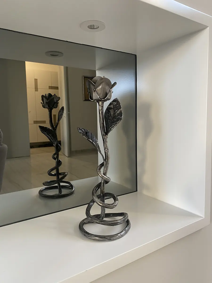 Sculpture rose en fer forgé massif sur tige torsadée, patine sombre, pièce d'intérieur L'Art de Faire