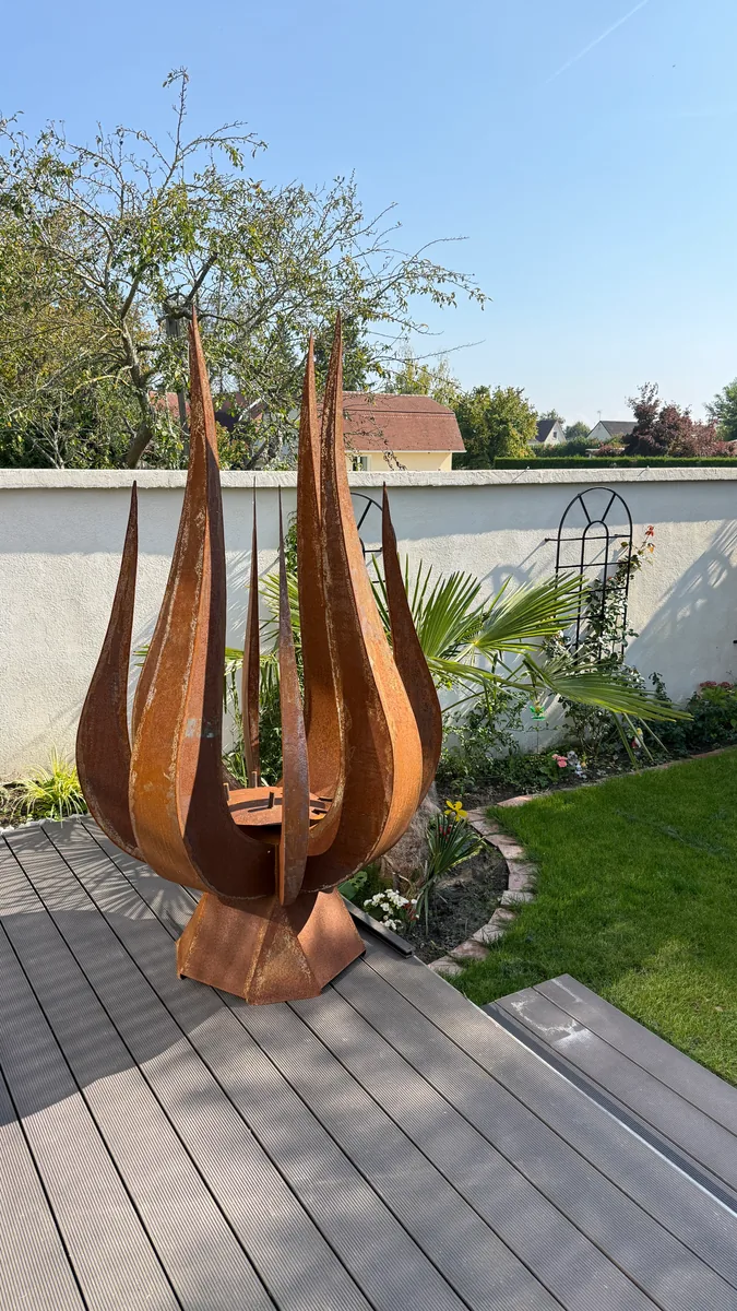 Sculptures décoratives en métal aux formes de flammes dans un jardin, L'Art de Faire