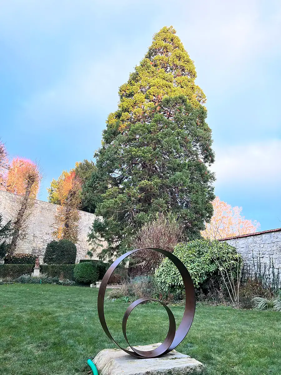 Sculpture cercle en acier patiné dans un jardin paysager, réalisation L'Art de Faire