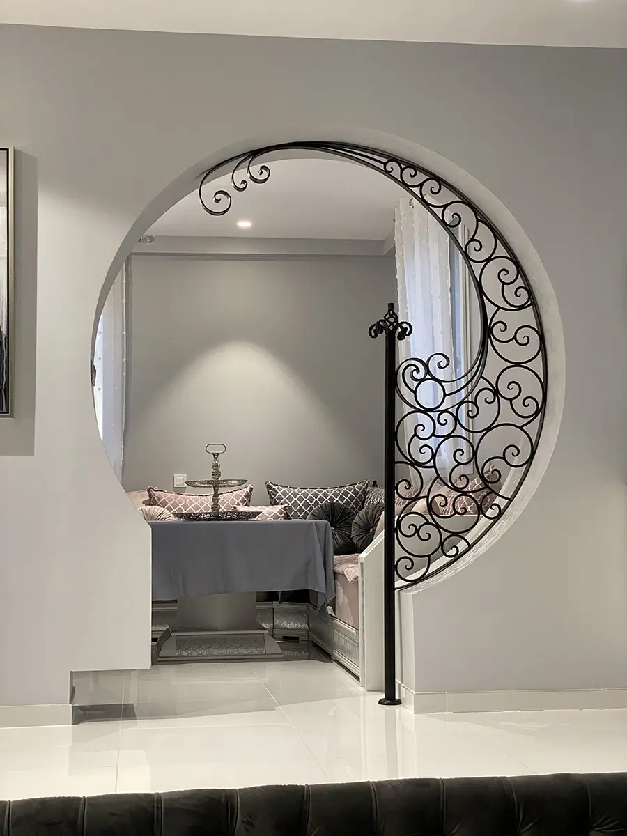 Claustra décoratif intérieur en fer forgé en forme de croissant à volutes, L'Art de Faire