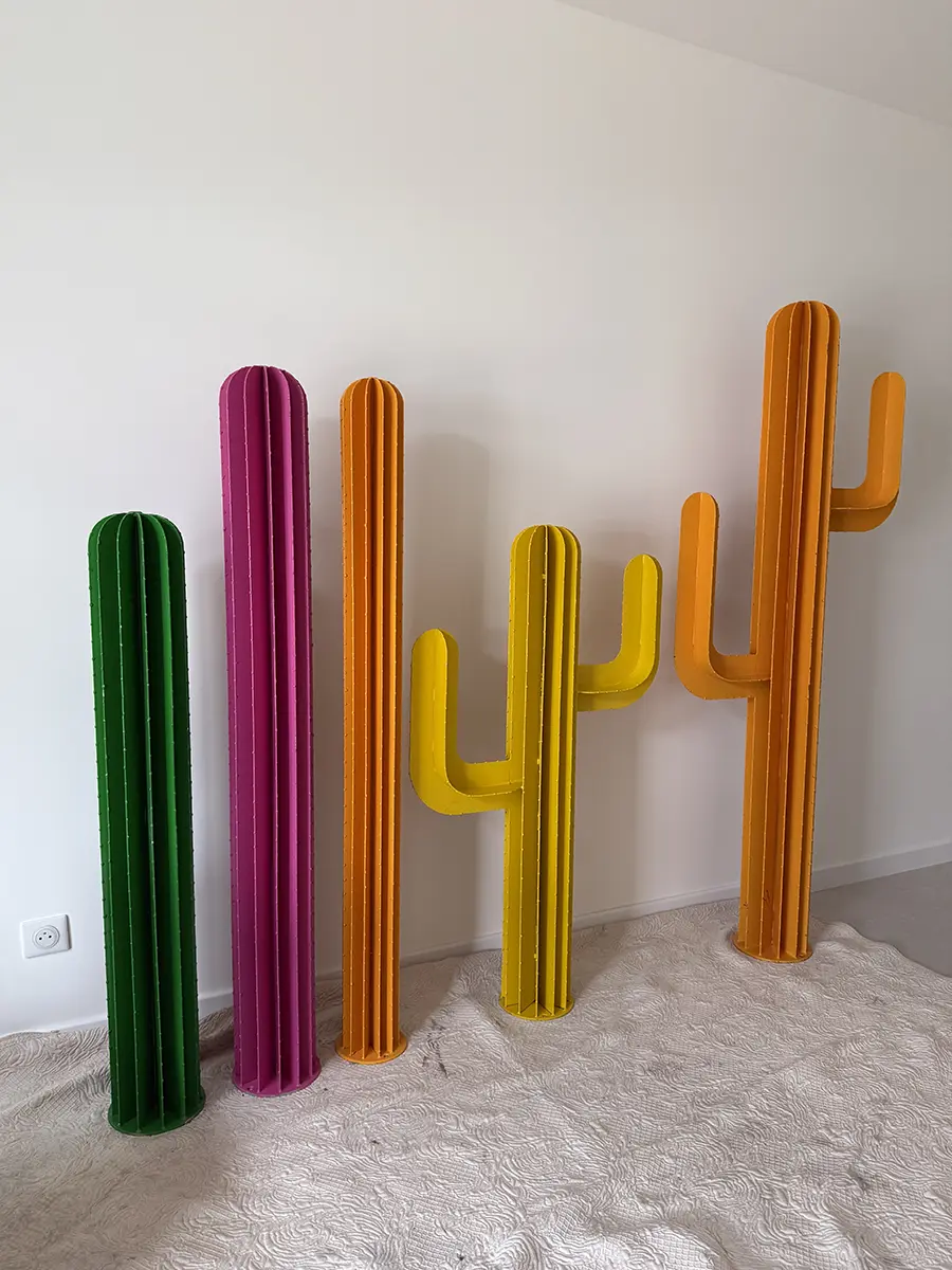 Ensemble de sculptures cactus en métal aux couleurs vives, création L'Art de Faire
