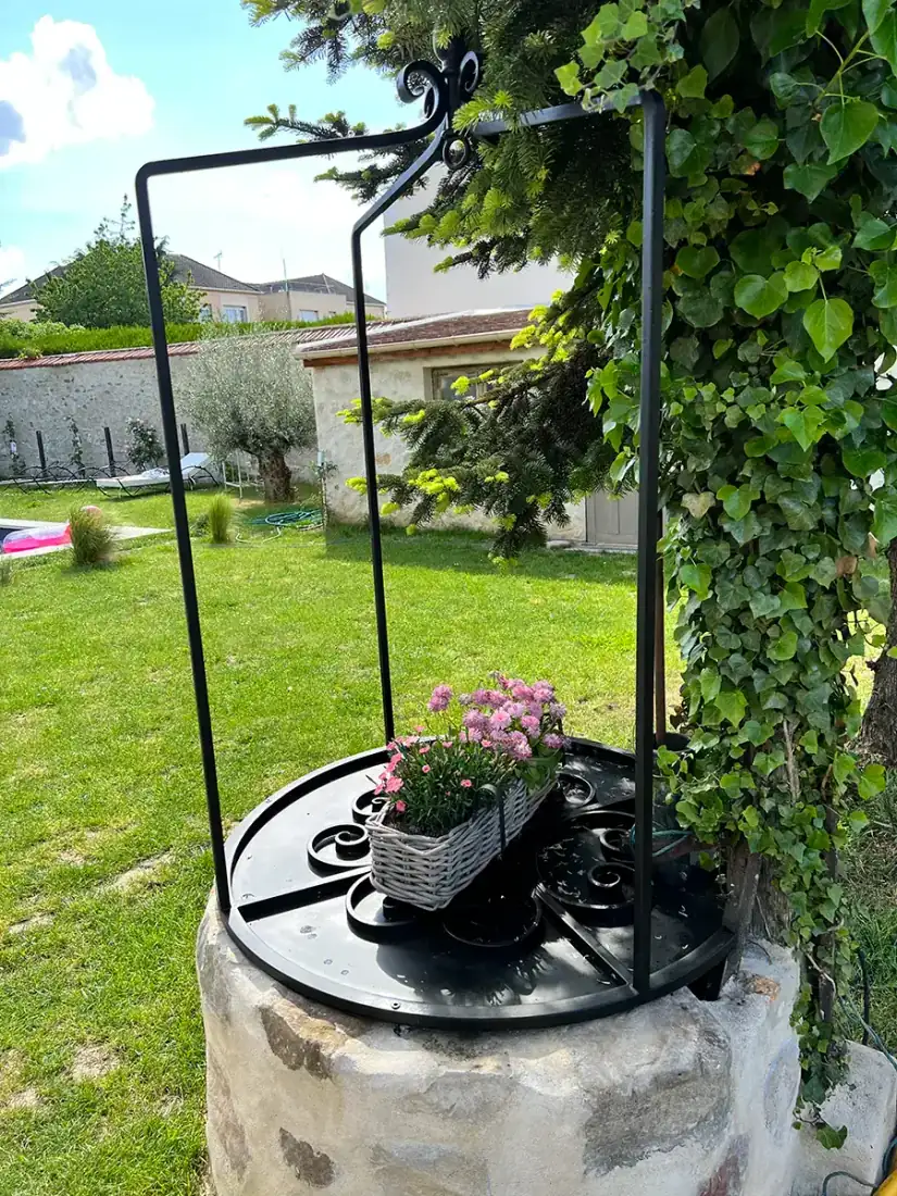 Habillage décoratif de puits en fer forgé avec support de jardinière, L'Art de Faire