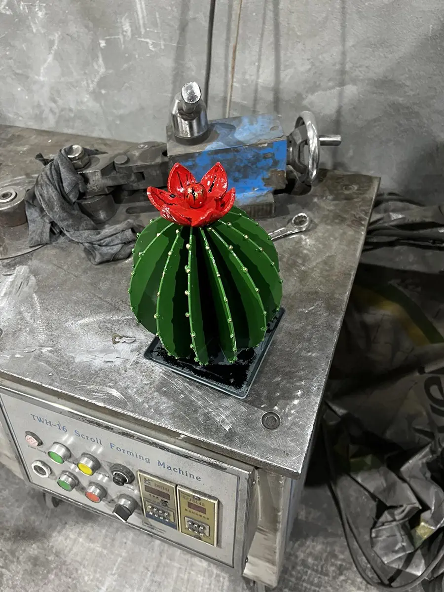 Sculpture cactus en métal laqué vert à fleur rouge, création L'Art de Faire