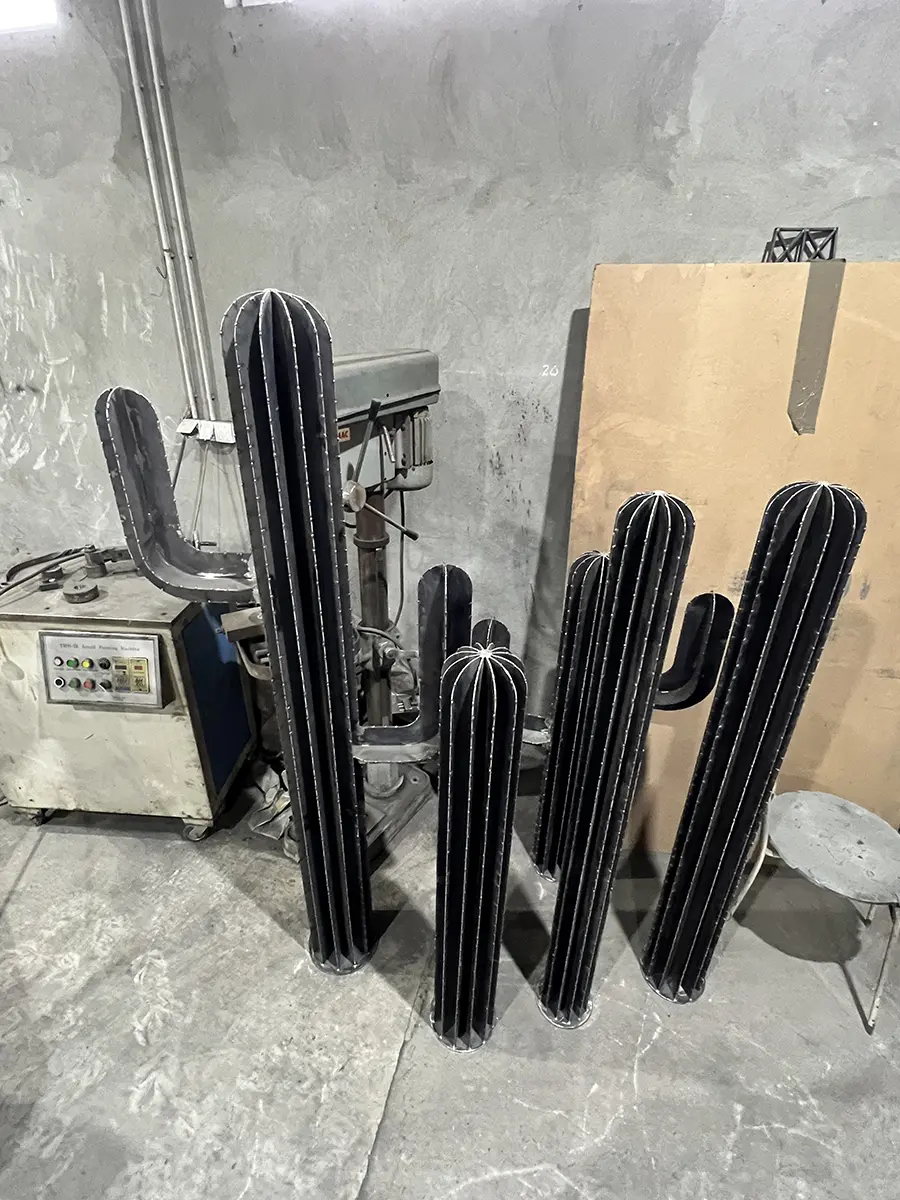 Sculptures cactus en métal brut en atelier, différentes tailles, L'Art de Faire