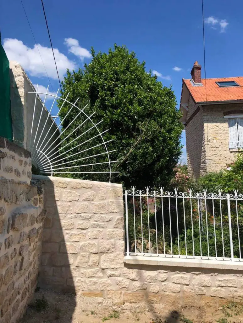 Ornement mural en éventail en fer forgé blanc sur mur en pierre, L'Art de Faire