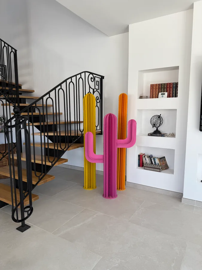 Sculptures contemporaines en métal coloré près d'un escalier, L'Art de Faire