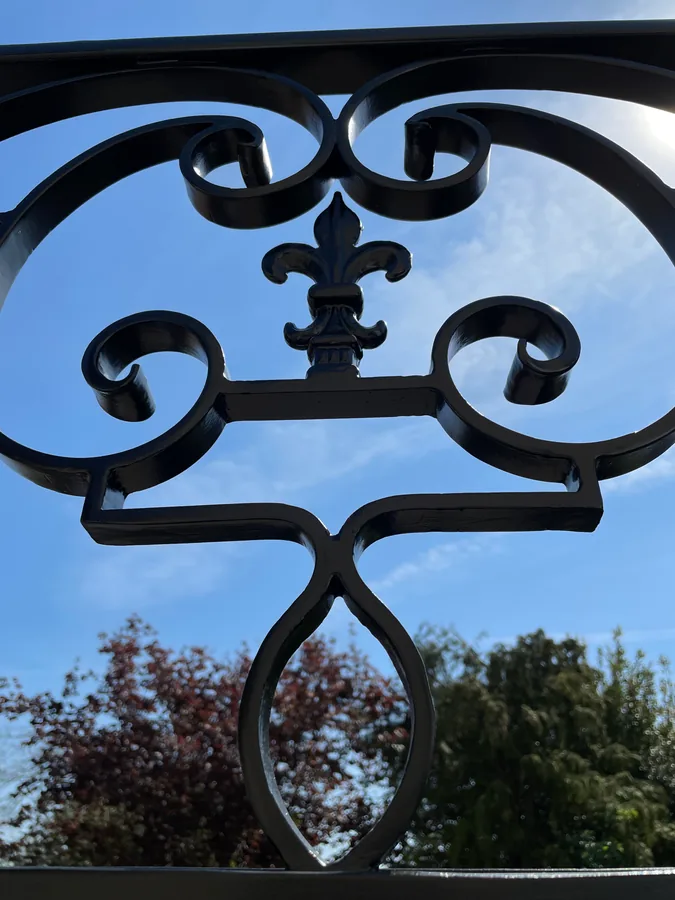 Couronnement décoratif en fer forgé à volutes, L'Art de Faire