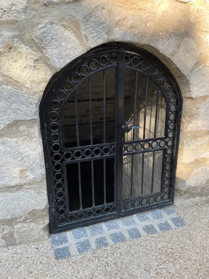 Grille décorative en fer forgé sur une baie cintrée, L'Art de Faire