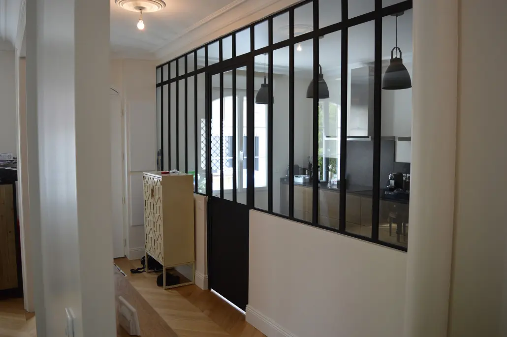 Verrière noire d'intérieur séparant cuisine et couloir, style atelier, L'Art de Faire